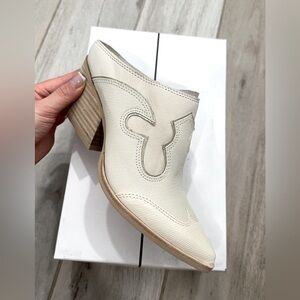 NWT. DOLCE VITA LARS MULES. Size 8.5 Women’s.